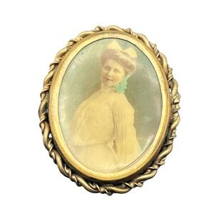 Victorian woman’s photo portrait oval gold tone twisted edge brooch pin vintage